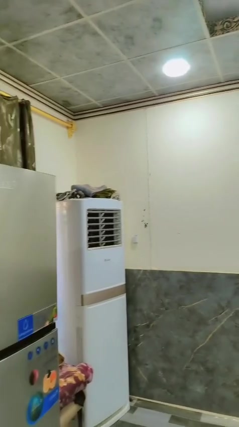 السلام عليكم
بيت للبيع طابو بستنه المساحه 220 متر 
يتكون من ثلاثه غرف وصاله ومطبخ وصحيات وبراني
بناء طابوك العنوان نهايه المشواج البساتين الشرقيه 
السعر 60 مع المجال 
الرقم  *********** واتساب
