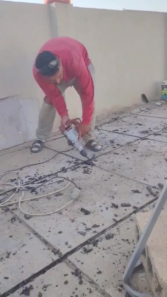 أعاده ماستك السطوح القديمه *********** 
خطوات العمل
قلع الماستك القديم إذا صاعد عل اشتايكر أو تالف متفطر
بعدها اضافه ماستك جديد والنوعية تكون تنك بغداد
بعدها ينكوي الماستك وبيه ضمان عمر
***********
