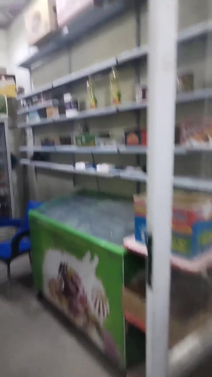 محل للبيع • عارضات ورفوف • شارع الجسر خلف البريد