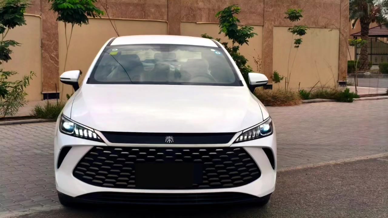 السلام عليكم للبيع أو للمراوس: BYD Qin Plus (بي واي دي كين بلاس)
اللون الخارجي: أبيض صدفي.
​اللون الداخلي: أبيض مميز وفخم جداً بحالة الشركة.
​الكفالة: مكفولة كفالة عامة شاملة.
​التحديث والبرامج: محدثة لأحدث إصدار ومثبت عليها كافة البرامج والتطبيقات:
​واجهة Dudu Launcher (دودو لانشر).
و واجهة Kinex Launcher (لانشر كينكس)
​تطبيق YouTube (يوتيوب).
​حزمة التطبيقات والخدمات كاملة وشغالة 100%
وويها شاحن اصلي سعرة ورقتين يطول ب الشحن ساعة ونص الى ساعتين
​الوضع العام: السيارة بحالة الزيرو مرقم بغداد   
​خيارات البيع: للبيع نقداً أو للمراوس 
​للتواصل والاستفسار:
​رقم الهاتف: [***********]
​ المحافظة: [النجف]
