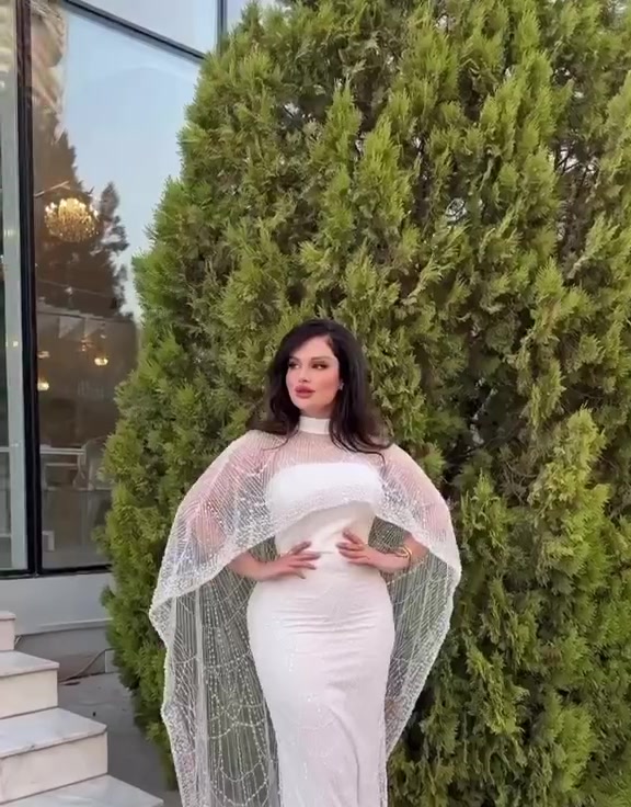 فستان اخذته ٣٠٠ابيعه ١٧٥قياس ٤٦لبسته مره وحده بس ولونه اوف وايت موابيض
