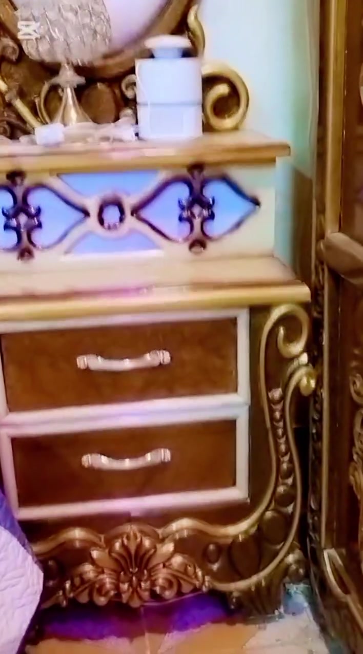 غرفه مستخدمه للبيع كبس رماده نجاره عراقيه ثقيله جدا ونظيفه سبب البيع الغرفه صغيره والأخشاب كبيره المكان سوق الشيوخ للاستفسار مراسله علئ هذا الرقم ***********
