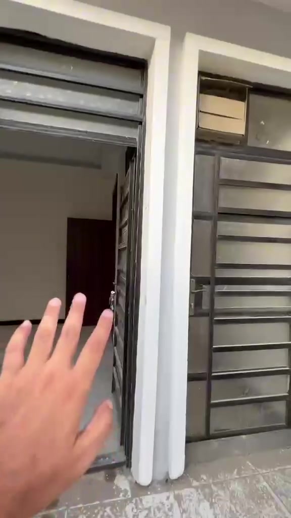 بيت مساحته ٦٥ متر في منطقه الدوره  
نهايه شارع ستين يحتوي ع جميع الخدمات !!كما موضح في الفديو تفاصيل  اكثر  للتواصل يرجى الاتصال ع الرقم التالي ***********
