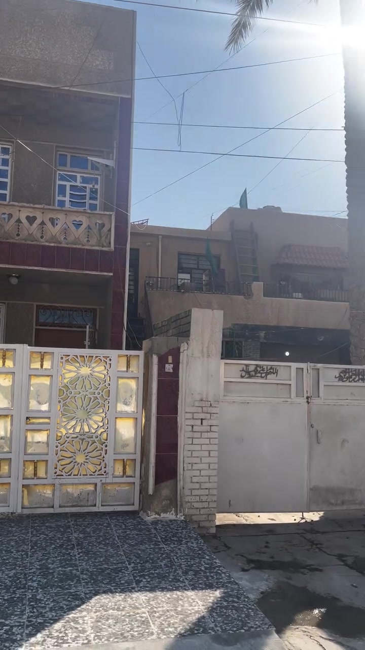 مشتمل للايجار طابقين المساحه 100 متر الواجهه 4 والنزال 25 يحتوي على كراج واستقبال ومطبخ حولي وخدمات وغرفة نوم ومنور والطايق الثاني غرفتين نوم وخدمات درج خارجي موجود ودرج داخل البيت موجود الموقع شارع فلسطين العقاري محله 502 قرب مطعم بشار بركر للاتصال *********** او *********** شركة الخيمه للعقار
