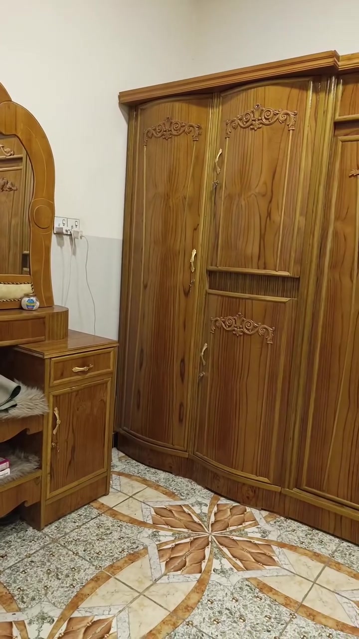 غرفة اخشاب كاملة بكل تفاصيل
الكنتور العرض  3.5 متر
الارتفاع 2 وربع
 غرفة جديدة بكل معنى وجاهزة استخدم ٣ اشهر 
مكان الغرفه ابو رمانه
للتواصل  
***********
