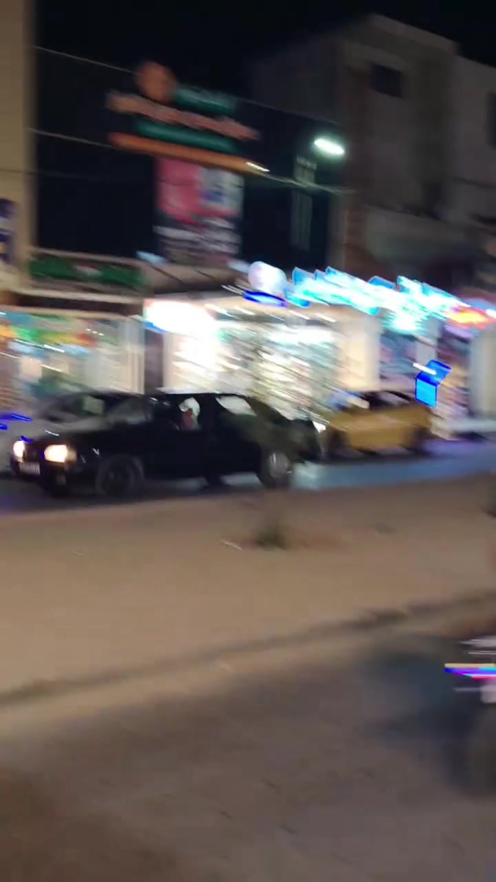 السلام عليكم متاح اغراض محل مال خضراوات وفواكه كامل مكمل تخذو من هينا ثاني يوم تفتح المحل ما ينقصو اي شي ميوزه فتل ديكور جداري ميزان سلات عرض وميز ركي حتى وصل الجنباص تغطي الخضره معه  اعلان ضوئي واعلان الاسعار 
من عده المبرده 
مكاني حي السماح قريب بانزيخانه مشاعل مقابل بورصه الطائي 
رقم *********** بيه واتس اب
