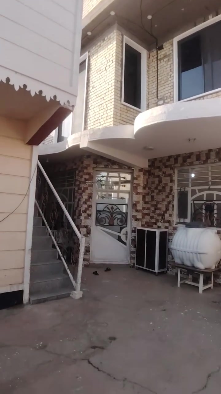 السلام عليكم ورحمة الله وبركاته

🏠⬅️ دار طابقين للبيع مساحة 400 متر 🌈
المكان بغداد تقاطع النهروان مقابل اسله الماء

تفاصيل البيت بناء حديث طابوك يحتوي على 6نوم نوم
وصالة واستقبال جبير وحديقة محمية الطيور 🐧🐦

خدمات ماء كهرباء تبليط سحب
البيت جديد  مرمر مطبك مع اثاث البيت ينباع

تواصل مع صاحب الدار.
***********
***********
