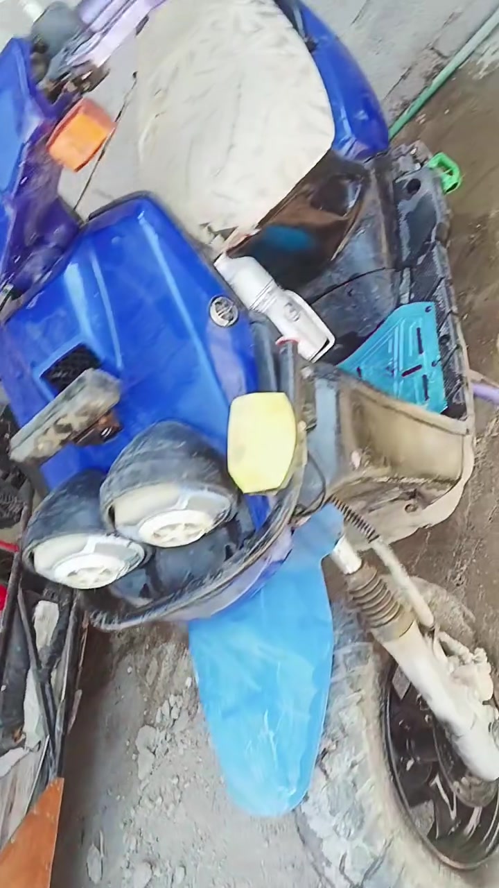 السلام عليكم اخوان دراجه لكزس للبيع ورجاء اللي ما يشتري لا يدك  علي كلشي  شغال بيه***********
