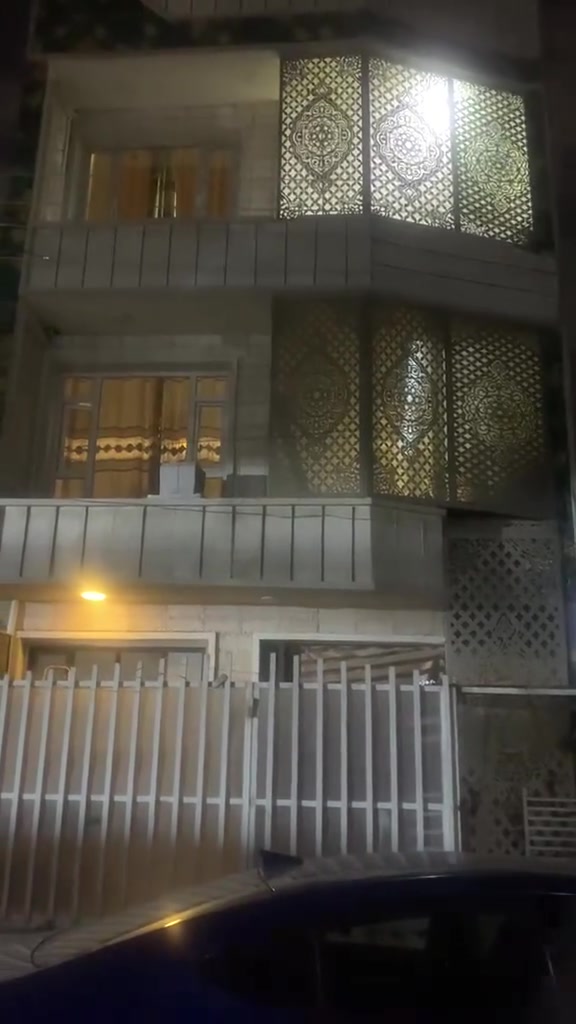 مساحة 50 م مربع.
6وربع في 8 متر 3طوابق والرابع بيتونه غرفه 3.5 في 4.5 متر
***********

