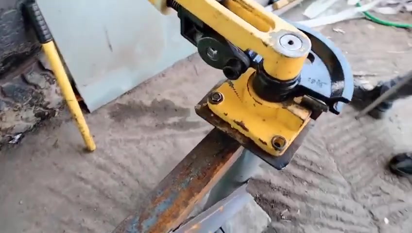 على بركه الله بعد نفاد الكمية تم التكرار تعلن شركه الفيحاء عن وصول معواجه يدويه تعوج بوري مدور وتعوج شيش مدور وتعوج شيش مربع وتعوج راصطه نوع ثقيل قوالب حديد مع ٦ قوالب اكبر قياس انج موجود صوره لقياسات القوالب جديده هي وقوالبها بالصندوق تقدر تصنع بيها كراسي صلاه ومراجيح وعربات مختلف القياسات والاشكال ودرج وهي صور لمنتجات واي سوال حاضر حول المعواجه او المنتجات توصيل مجاني لكل العراق رقم *********** وتوجد معواجات يدويه وكهربائيه وهيدرولكيه
