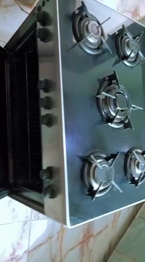 للبيع طباخ بحجم كبير نظيف وشغال
​الماركة والنوعية: وايت روز الأصلي.  
​الحالة: طباخ نظيف وشغال بالكامل.
​: 5 عيون شغالة تماماً، والفرن شغال فوق وجوا.
​السعر: 200 ألف.
