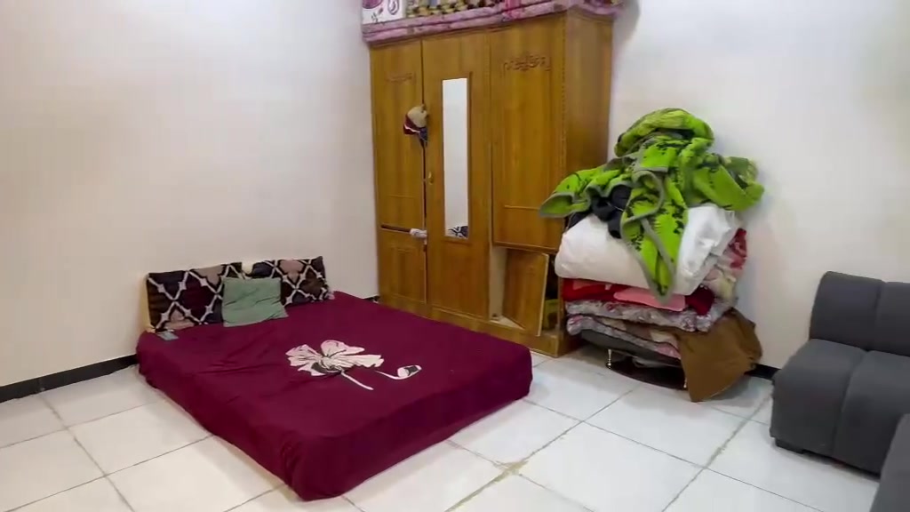 السلام عليكم دار للبيع 117متربناء حديث الموقع نزلت معمل الثلج مقابيل معمل خشب استاذبهاء عيدان مجاري تبليط خدمات كامله سعرمناسب الاستفسار. ***********
