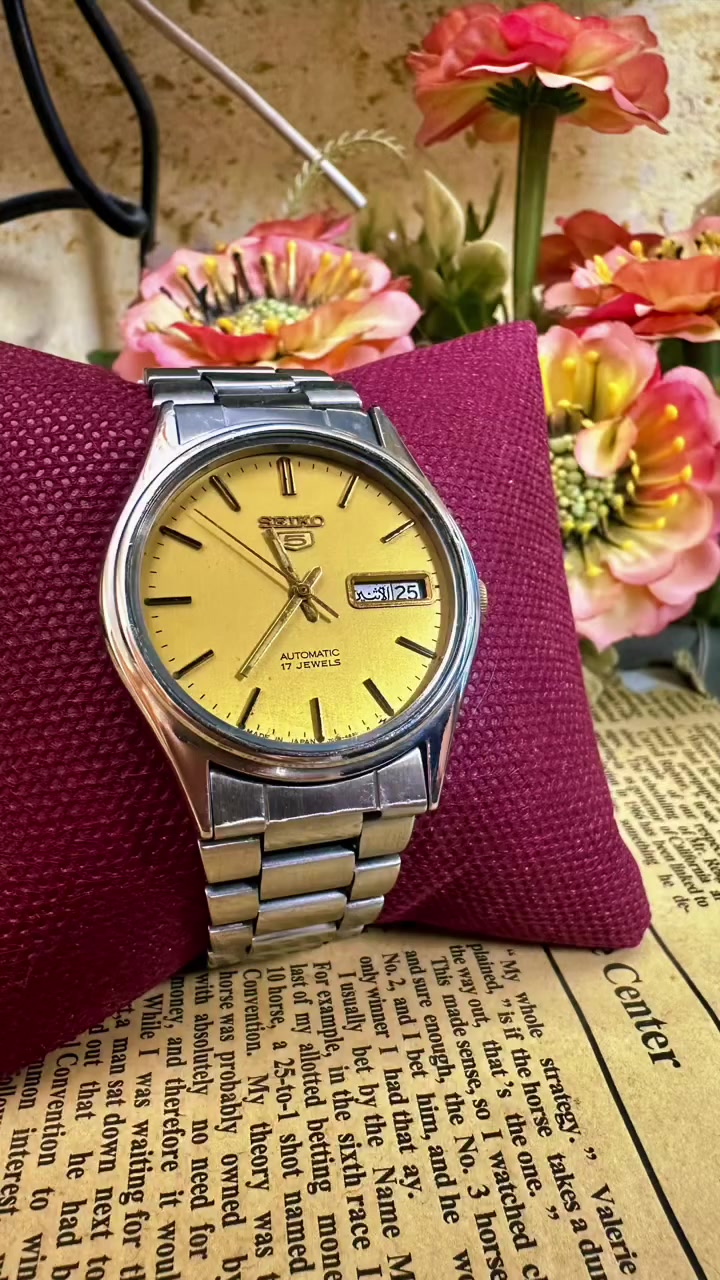 السلام عليكم
تحية طيبة للجميع …

للبيع ساعة SEIKO 5 ياباني الصنع انتاج السبعينات انتاج قديم الساعة اخت الجديدة  
الاستفسار والتواصل 
واتساب ***********
توصيل لجميع محافظات العراق
