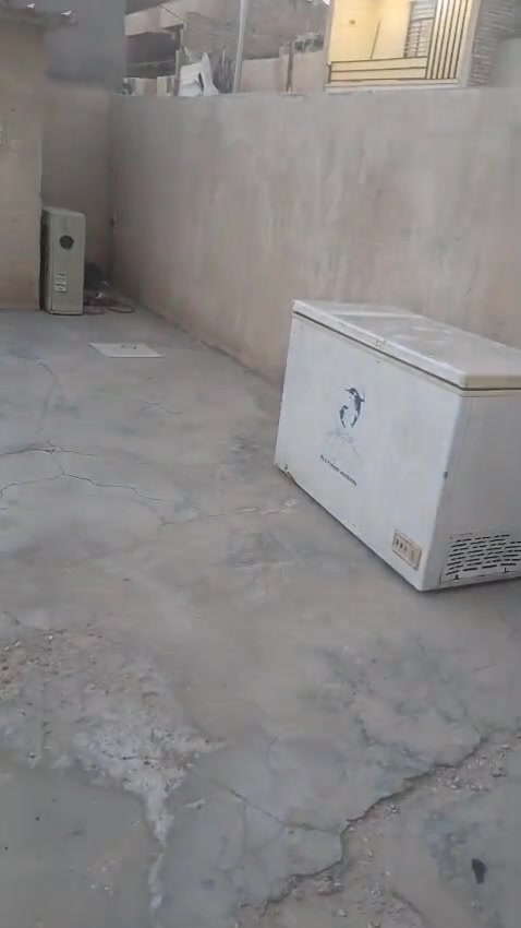 بيت عشوائي للبيع في منطقة حي الرافدين مساحة ٢٣٠ متر يحتوي على غرفتين وهول ومطبخ وحمام داخلي وحمام خارجي السعر 30 بيه مجال بسيط
***********