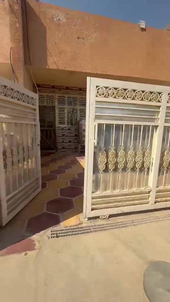 السلام عليكم بيت للبيع منطقة الانتصار حي طهران نهاية شارع ابو عمار الشريفي 

مساحة ١٥٠ متر طابقين

يحتوي على كراج كبير يوسع سيارة متوسطة الحجم 

الاستقبال ٧.٥x٣.٥
ومطبخ
وصالة
و غرفة ب الطابق الاول 
و حمام و صحيات ومنور خلفي و منور ب الوسط ب الصالة

الطابق الثاني يحتوي على غرفتين غرفة كبيرة و غرفة وسط و ايضاً يحتوي صحيات و حمام
و سطح واحد

الطابق الاول طابوك و الطابق الثاني بلوك مسلح 

السعر ٧٠ مليون وبيه مجال

للاستفسار الاتصال على الرقم 

***********
