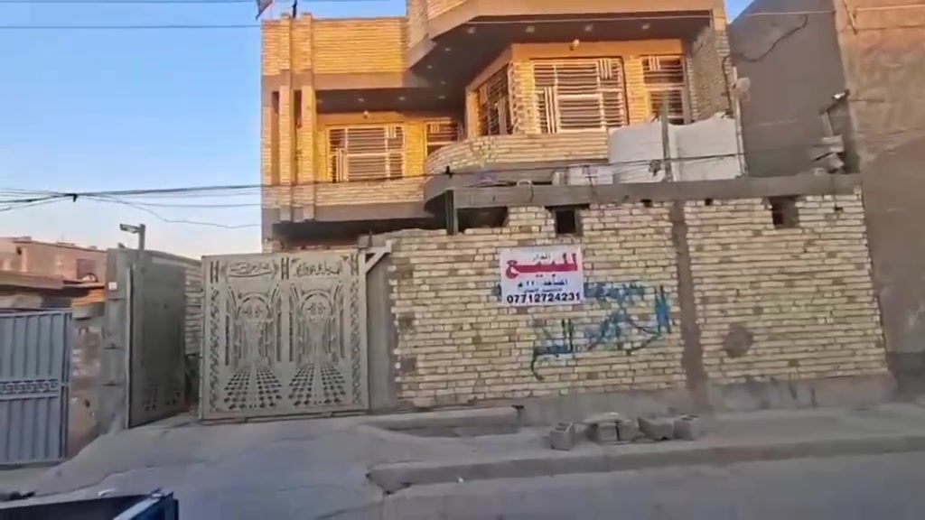 السلام عليكم دار للبيع طابقين  في منطقه جسر ديالى حي السلام الثانيه قرب محطه الماء الجديده متوفر جميع الخدمات  كهرباء ماء انترنيت شارع تبليط  بيت بناء حديث 2025 البناء طابوك الارضيه رفت كامل أرضية بورسلين جدار سراميك بيت جاهز من كلشي
المساحه 220 
الاستقبال 7×4.5
المطبخ 4×5
الصاله 4×9
الغرفه1 /5×4 
الغرفه2 /5×3.50
الطابق الثاني مثل تصميم الطابق الاول اي شي ميختلف الاتصال هاتف ***********
