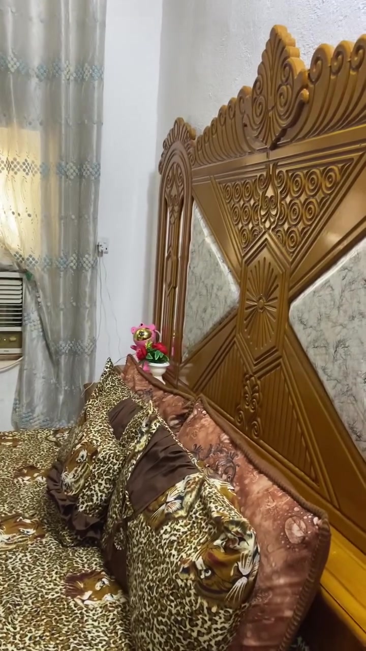 السلام عليكم 
غرفة خشاب 
البيع مستخدمه ٤اشهر جديده بل باكيت شخط ما بيه نضيفه ومن تجي شوف بعد احله لن تصور ظالمه والله اخذته 1200 سعره وهسه ماعرف ابن حلال شكد ينطي بيه القرفه ٨قطع  
 العنوان واسط الحفريه استفسار اتصل تفاصيل ***********
