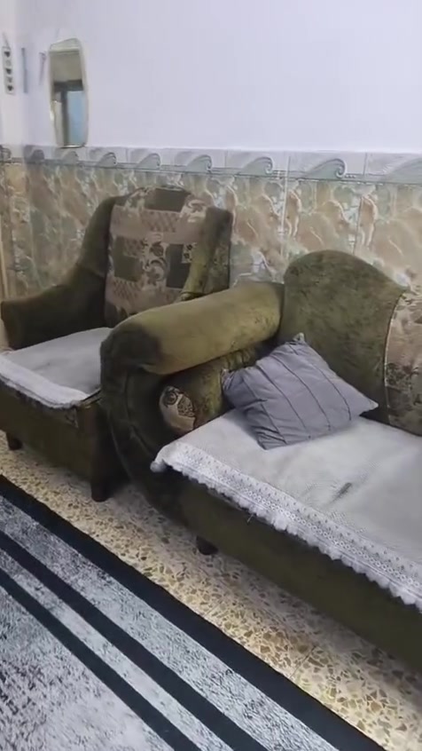 السلام عليكم
تخم نظيف مستعجل عل بيعه 
مثل ما واضح بالصور نظيف مابي اي خدوش او ضرر 
بيه مشكلة فقط كرسيين مقعدهن مكسور و الباقي ما بي شي
سعر ١٠٠ و بي مجال
مكاني شعلة - ام نجم - شارع سالم 
تواصل رقم ***********
