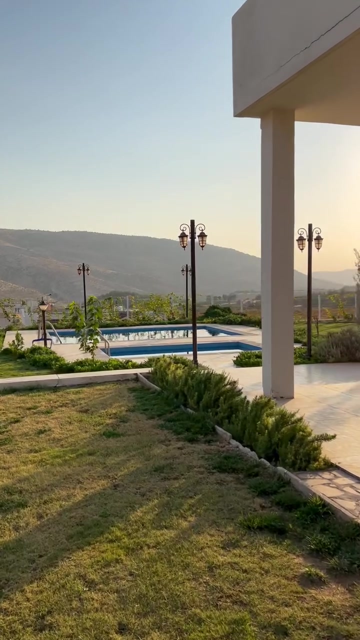 مزرعة لايجار في دهوك تبعد ٢٠ دقيقة عن مركز مدينة.
تقع في قرية سندوري الواقعة على طريق سد دهوك.

المزرعة موجودة في تطبيق اجرلي.

-مساحة كلية ١ دونم 

-للعوائل فقط.

-كهرباء ٢٤ ساعة نظام طاقة شمسية

-مطبخ

-صالة

-غرفة نوم

-شواية

-دبل مسبح للكبار و صغار. 

-للعوائل .

الحد الاقصى للمزرعة ١٥ نفر.

ملاحظة: المزرعة كما في صورة تم تصويرهه عن طريق درون و عن طريق كامرة هاتف من جمع الجوانب بدون اي تلاعب.

لاستفسار: ‭***********‬ واتساب

في حالة عدم الرد يرجى ارسال رسالة على واتساب لكي يتم رد على جميع و شكرا .
