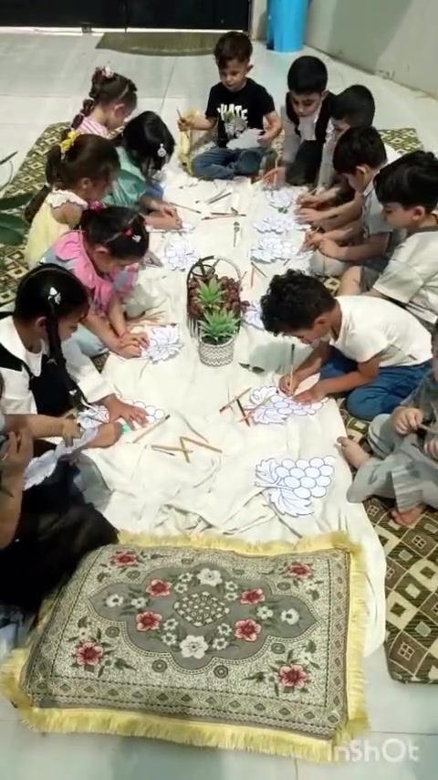 بين عناقيد العنب لوحات التلوين ولمسات الفرشاة الصغيرة.. نرسم أحلى الذكريات في أكاديمية سمايلي - النجف الأشرف قرية الغدير الأولى! 🍇🖌️🎨
