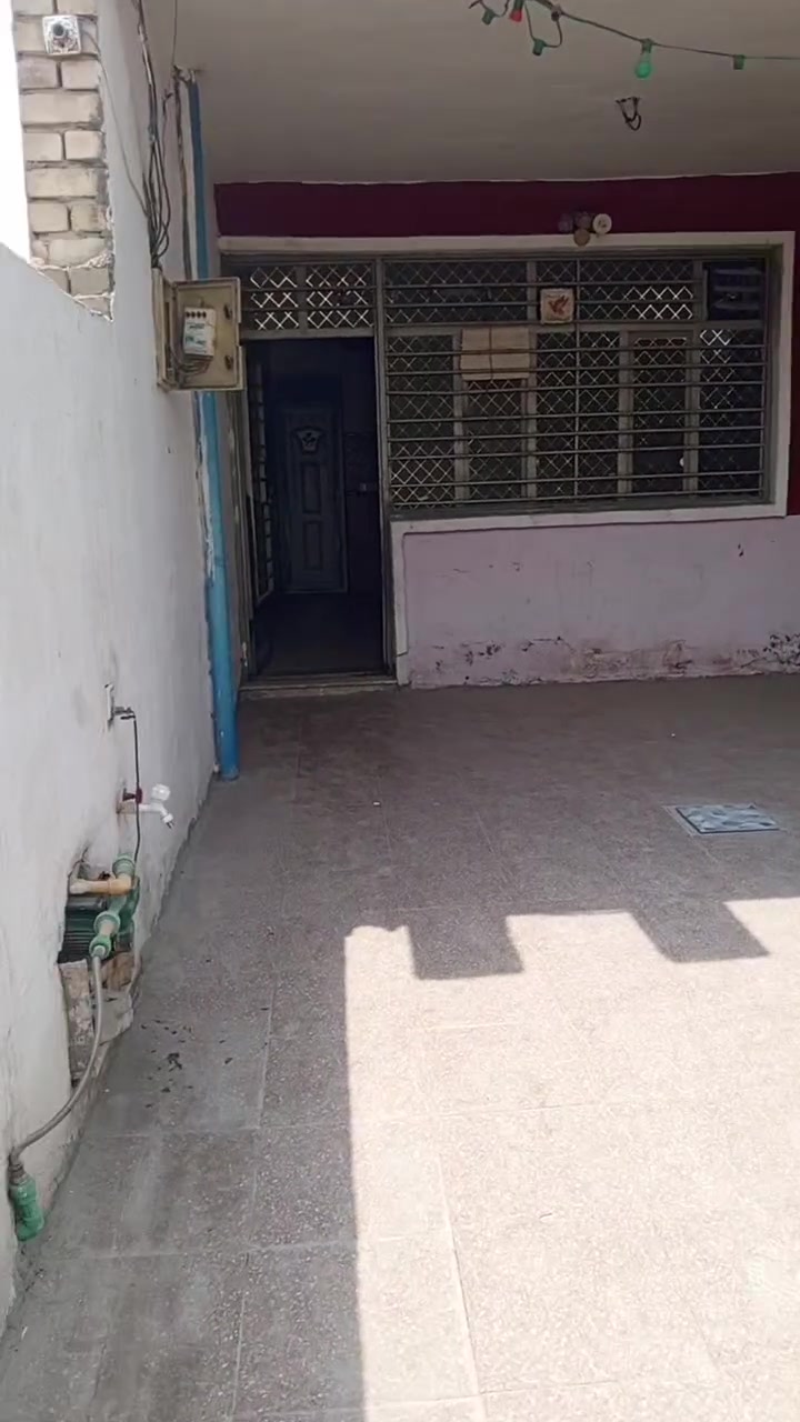 السلام عليكم ورحمة

 بيت ليجار المساحة 150متر
  
1 غرفة نوم و مطبخ و استقبال 

و  منور غرفت النوم 6×6
 
وحديقة و حمام 🛀 

و خدمات  1تانكي و 1ماطور 3 وكيزر 
يعني جيب غراضك و اكعد  

مكان البيت بغداد الزعفرانيه شارع الكهرباء 
شارع سكلت ابو سعد المالكي  ***********

( اتصل)ة «
