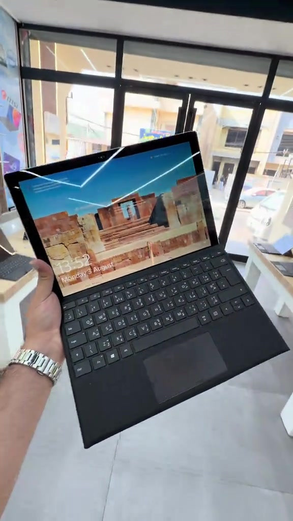 لابتوب من شركة مايكروسوفت سيرفس برو4  معالج cori5th6 هارد256gb ورام 8gb  حجم شاشة 13.5 انج  بسعر 250الف والتوصيل مجاني  *********** ***********
