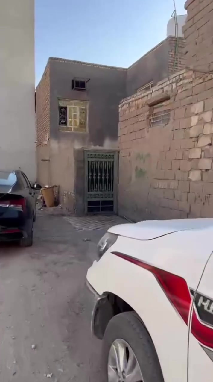 السلام عليكم بيت خلفي للايجار منطقة الشموخ خلف بيوت شارع يا حسين 
الطابق الاول:غرفة وصالة واستقبال ومطبخ+صحيات
الطابق الثاني:غرفتين وصالة
الايجار 550 الماء والكهرباء على صاحب الملك
للتواصل:***********
