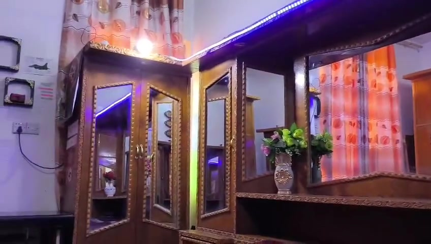 اللبيع غرفه صاج تكمه  ما بيهه شخط و دوشكهه منها وبيها والسعر ٩٠٠ وبيهااا مجال الشراي بيع مستعجل 
***********
