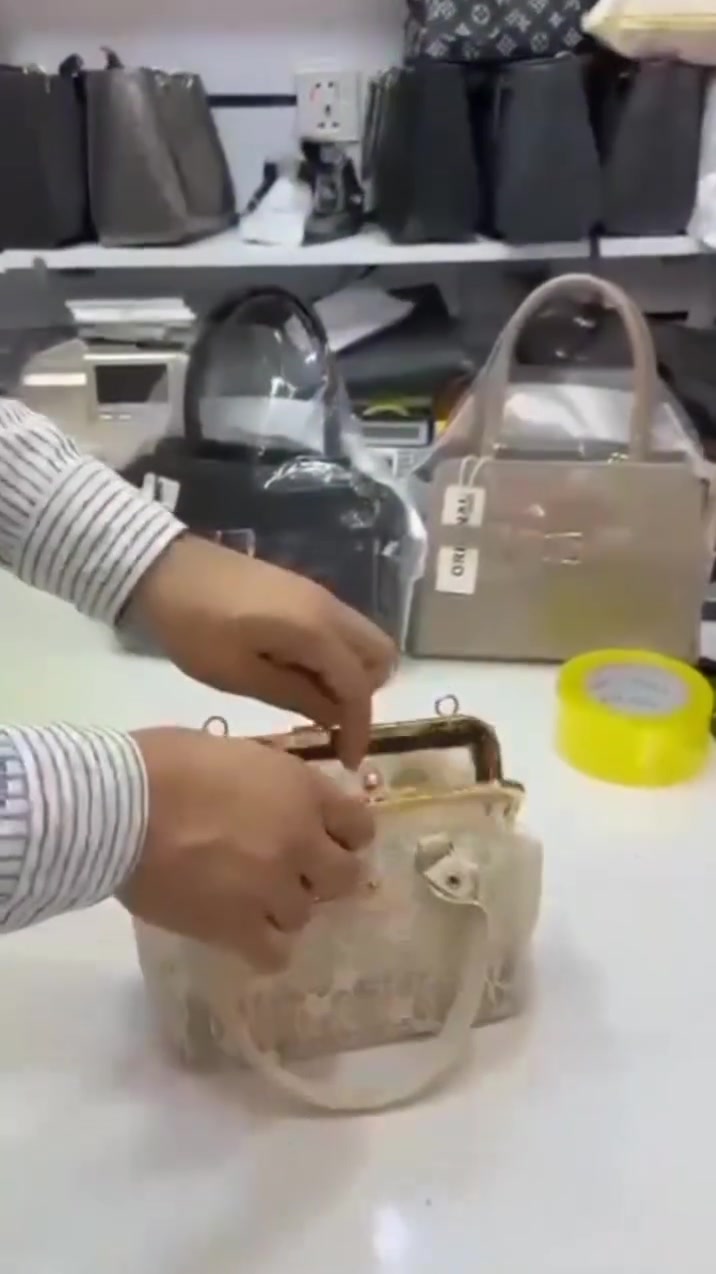 شنطتك مو مجرد إكسسوار… هي اللي تكمل أناقتك 👜✨
موديلات تخلي إطلالتك أجمل بكل مناسبة 🤍
أي وحدة تختارين؟ 😍👇
تابعينا للمزيد من الموديلات الجديدة 🌸 #حقائب_نسائية #شنط_نسائية #شنط #موضة  #_العراق

