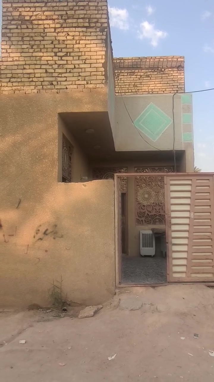 دار للبيع مساحة 100متر طابو سند 25قرار محكمة بناء طابوق صب مسلح طابقين يحتوي على ثلاث غرف نوم وصاله ومطبخ وصحيات الطابق الأول كامل والطابق الثاني فقط مصبوب يصلح حسينة او دار للسكن بيع مستعجل السعر مناسب جداً السعر 80مليون وبيه مجال قليل مباشر على شارع البرج العنوان كربلاء كنطرة السلام شارع البرج مقابل عامود 70مقابل مجمع الوارث للعتبة طريق حلة كربلاء ***********
