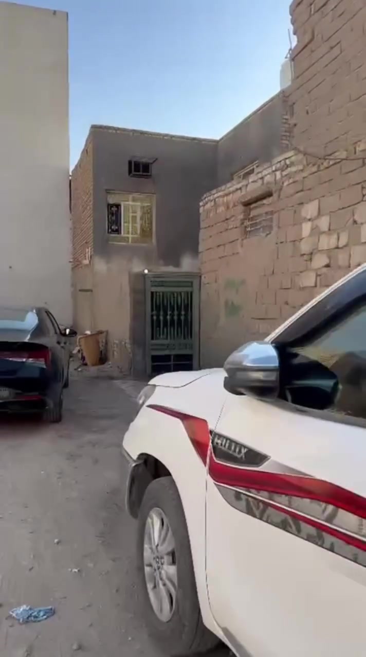 السلام عليكم بيت خلفي طابقين للايجار منطقة الشموخ خلف بيوت شارع يا حسين 
الطابق الاول:غرفة وصالة واستقبال ومطبخ+صحيات
الطابق الثاني:غرفتين وصالة
الايجار 500 الماء والكهرباء على صاحب الملك
للتواصل:***********
