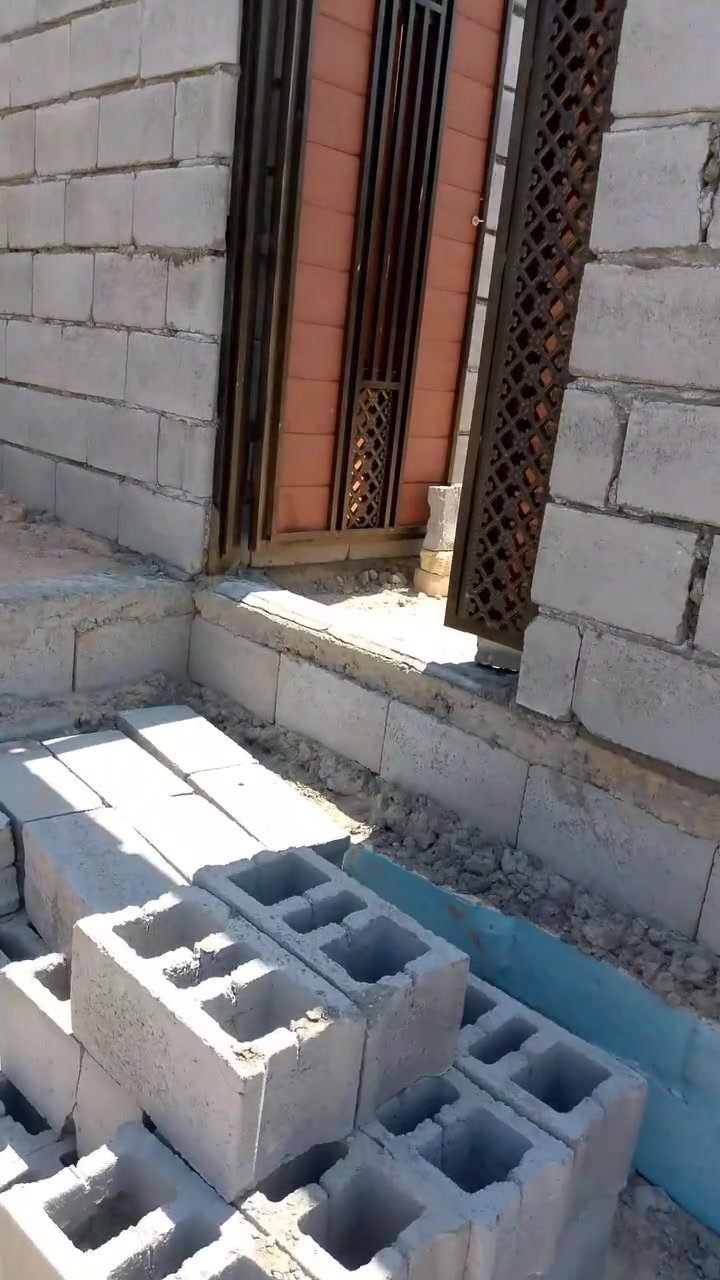 الالسلام عليكم بيت هيكل للبيع بلزبير الاندلس خلف الكرفانات مساحة 200 متر مبني 3غرف 4*5 صالة 5*6 مطبخ 3*4 حمامات داخليه 2 مناور 2 حمام خارجي السعر 20 قابل للتفاوض
