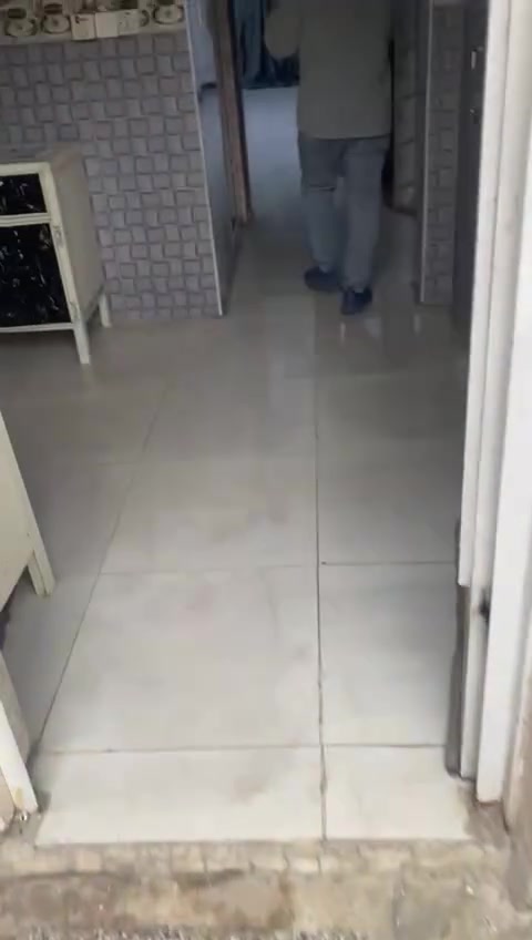 السلام عليكم 
شقة ارضيه لايجار سويت الكراده خلف مرطبات الفقمه السعر ٥٠٠ الف شهريا
مكتب القطان ساحة الحريه ***********
