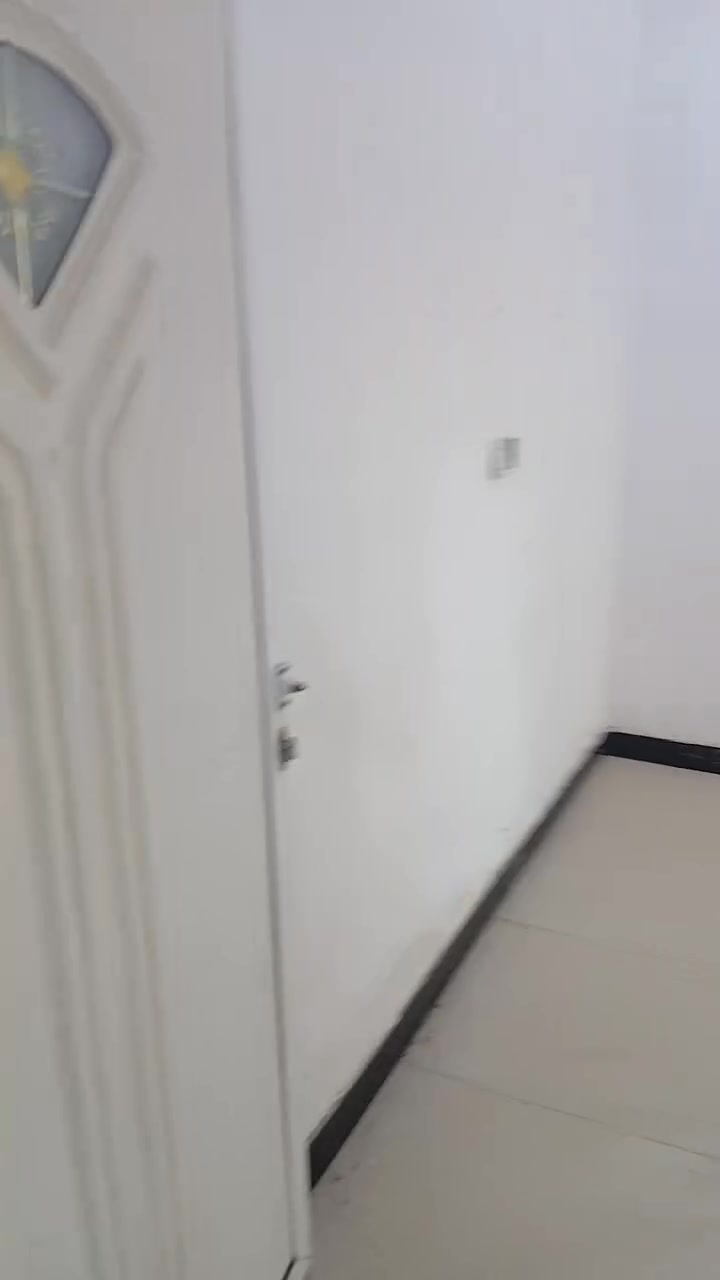 السلام عليكم بيت الإيجار طابق ثاني يحتو على غرفتين نوم أربع شوارع زعفرانيه ستفسار على رقم فقط ***********
