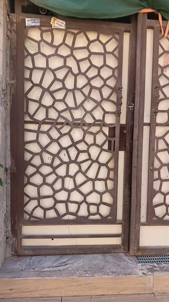 دار للبيع المساحة 105 يتكون من تواليت خارجي واستقبال كبير ومطبخ وهوال ومناور عدد 2 وغرف نوم عدد 2 وحمامات عدد 2 البيت طابق ونص السعر ***********
