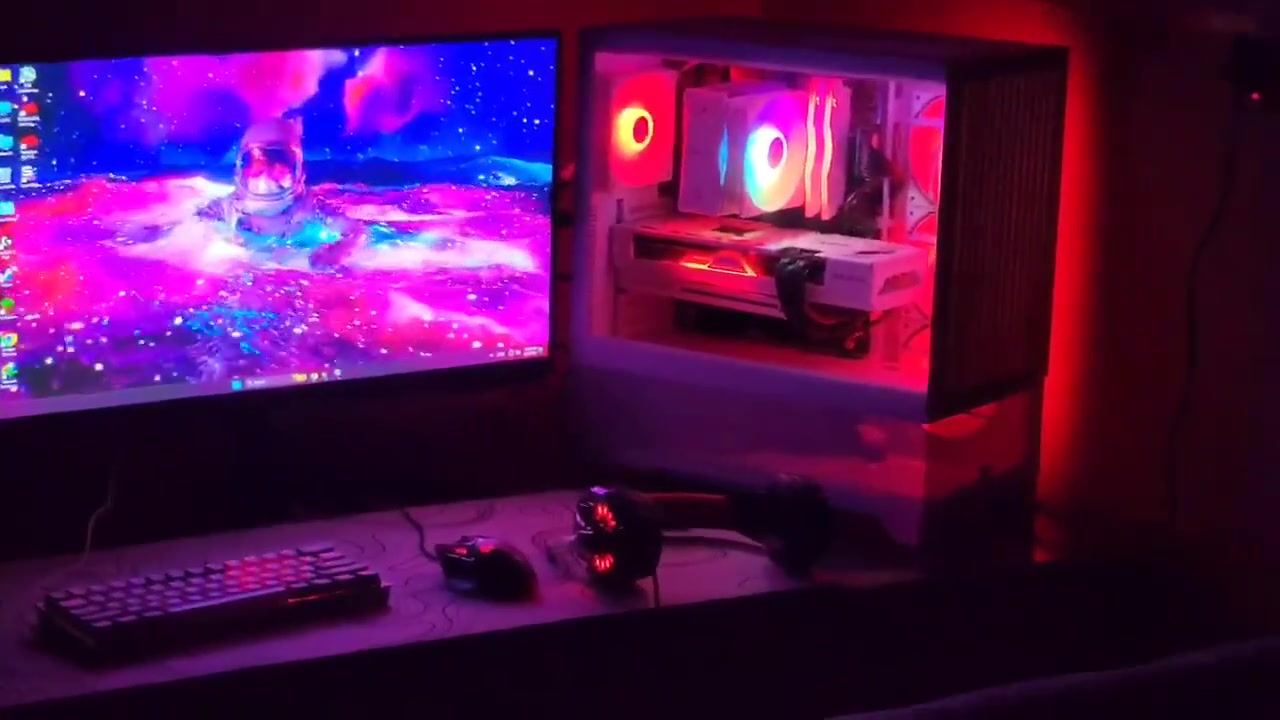 السلام عليكم 
pc نضيف مستخدم قليل بسبب الدراسة كامل التجميعة لون ابيض وبراندات قوية 

RX 7700XT sappire pure white 12gb

INTEL CORE I5 12400F with cooler deapcool GAMMAXX 400 xt wh white

RAM T-Force delta R 16gb 3600 white قابل للتطوير 

M.B ASUS TUF GAMING B660-wifi and bloutoth اربع سلوتات رامات وثلاث سلوتات m.2

SSD M.2 SAMSUNG 990 PRO with heatsink اسرع تخزين بلجيل الرابع كلش سريع وقوي قرائتة توصل لل7450 MB

PSU xigmatek hydra m 80+ 750w كيبلاته ينشلعن ويتركبن براحتك

CASE ENDROPHIN WD ARCTIC with 4 fans الكيس واجهته خشبية وتبريده يخبل تكدر تخلي 10 مراوح اذا يعجبك والكيبل مانجمينت جيد

الشاشه samsung odyssey g4 240hz 1ms 27" IPS ستاند كلش حلو 

mouse logitech g pro x superlight red edition 60gram 1000hz من اقوئ الماوسات

keybord redragon fizz k617 60% white edition 

headset hyperx cloud 3 wire black edition 

ماوس باد حجمهة كبير 90*40

UPS 1500va

التجميعة قوية والاكسسوارات من احسن ما يمكن, تاخذهة وتتونس بيهة, كل الكراتين موجوده. 
السعر المطلوب 1850
مليون و850 الف دينار عراقي نهايتهة 
مكاني بغداد ما عندي توصيل
رقمي للتواصل 
***********
الصورة والفيديو شوي قديمات
