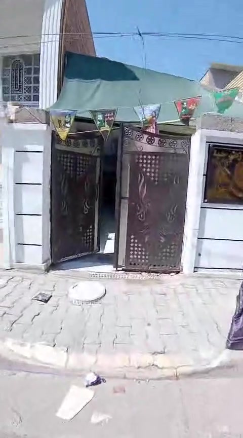 سلام عليكم بيت للبيع بيت نضيف المساحة 100متر 
نزال 20 المكان بغداد الحسنينة مسقط شارع شركة الهاتف *********** سعر 55 مليون وبي مجال
