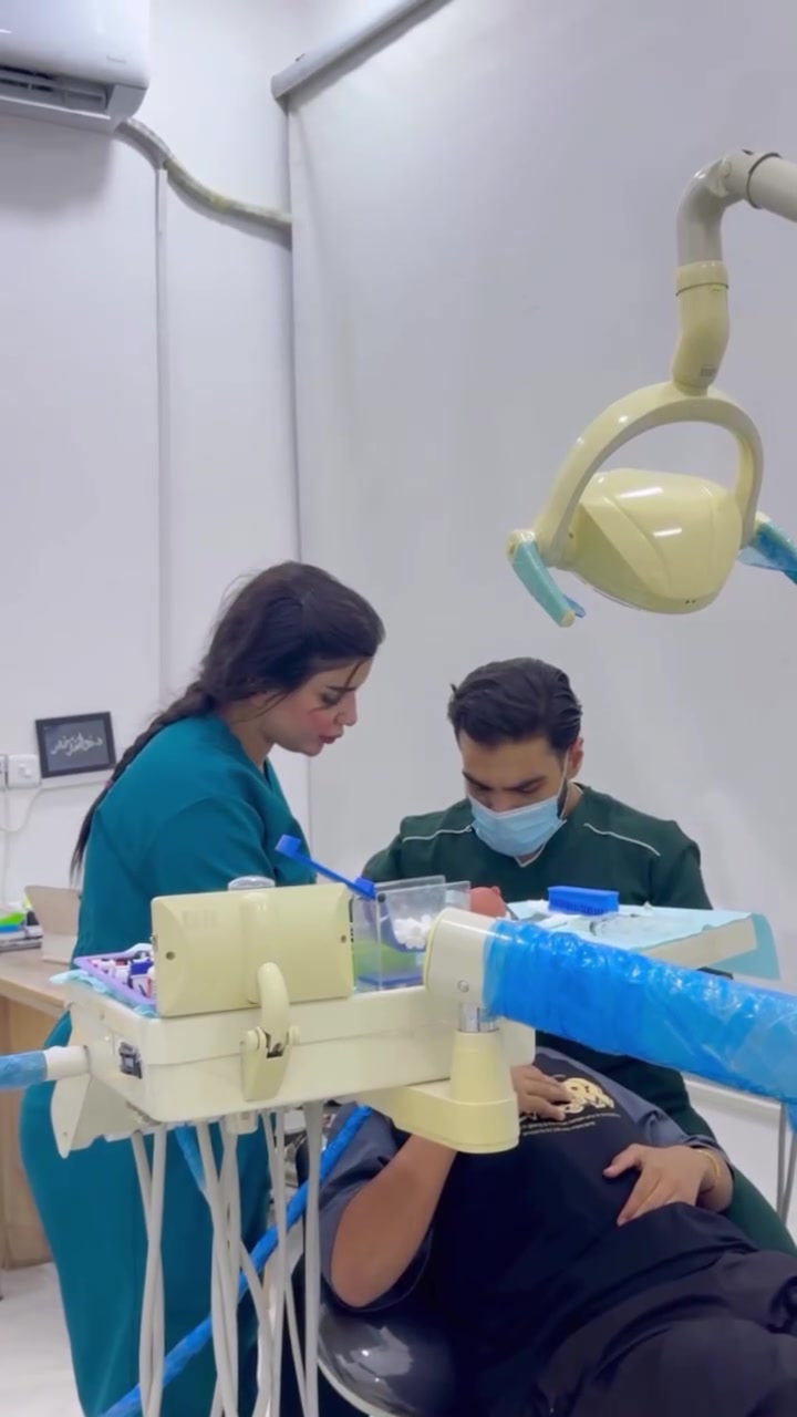 نحافظ على الطبيعي… لأنه دائماً يستحق.  عيادة السفير لطب وتجميل الاسنان ♥️
