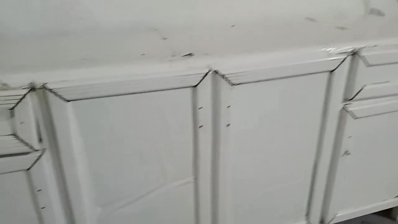 السلام عليكم كاونتر للبيع مثل ما موضح بالصورة و تلبيس طخم نفس الي بالصورة بس لونه ابيض للاستفسار ***********

