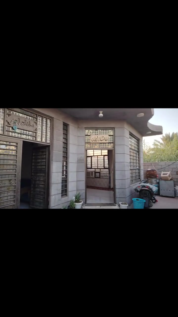 للبيع بيت مساحته 200 متر بناء حديث كلش نظيف.  يحتوي على غرفتين نوم وصالة  وكليدور ومجمع صحيات داخلي ومطبخ  وطارمه. 
كافة الخدمات يمه شتريد متوفر.

قريب جداً عن شارع عوفي الرئيسي قبل مدرسة موسى ابن جعفر /الانتفاضه الشعبانيه 

سعره 47 وبيه مجال للشراي 
***********
