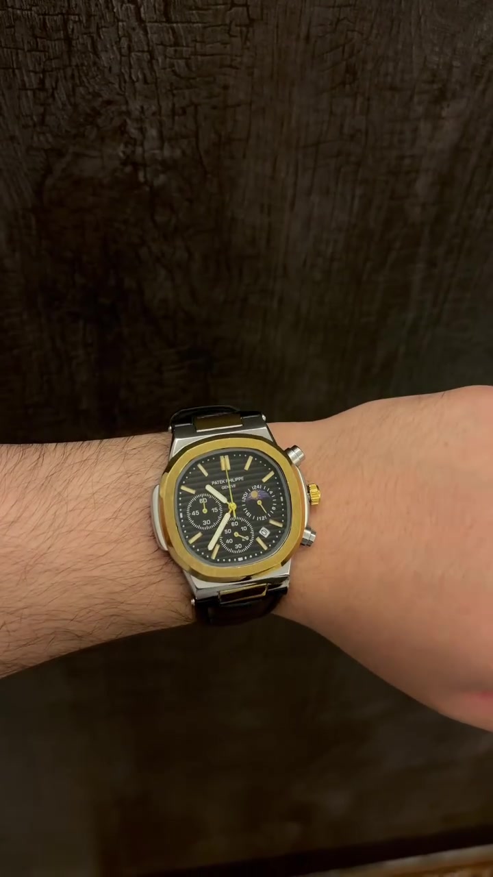 � ساعة Patek Philippe بتصميم Nautilus الفخم، مينا أسود أنيق مع تفاصيل ذهبية وكرونوغراف بثلاث عدادات، إضافة إلى نافذة للتاريخ وسوار جلد أسود. تصميم يجمع بين الفخامة والطابع الرياضي، ومناسبة للإطلالات الرسمية والكاجوال
للتواصل ***********
