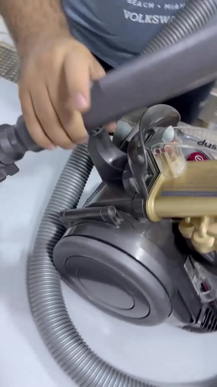 السلام عليكم 

مكانيس كهربائيه ماركة dyson الغنية عن التعريف 
بالة اوربيه المكانيس شغاله ونضيفه لاكن تباع فحم بسس وجود بعض النقوص  كما موضح بالفديوهات داخل المنشورر 

العنوان : البصرة … يوجد توصيل 

الهاتف : ***********  التواصل واتساب او ماسنجر
