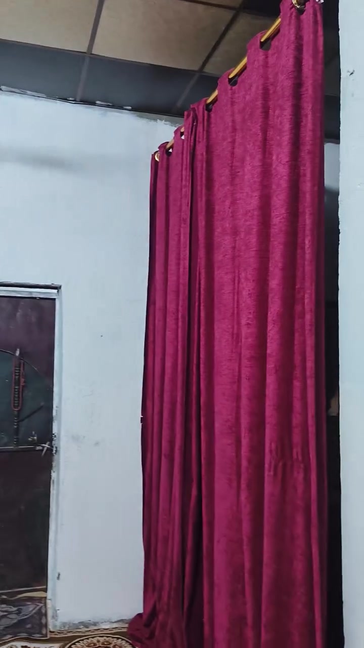 سلام عليكم بيت تجاوز بحي العسكري مقابل بيت شيخ مجيد السكيني على ثالث بيت عن السايدين بيت كامل واني ساكن بي حاليآ بيت البناء استقبال صاله غرف عدد2 صحيات عدد 2  طارمه خمسه في اربعه سقف ثانوي بيت مايخر بلمطر مساحته 100 و20 متر السعر 20 وبي مجال الرقم ***********
