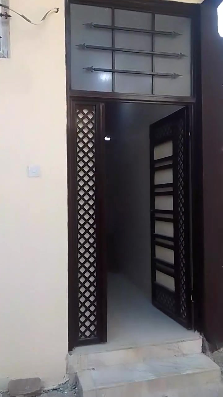 السلام عليكم لدينا 2دار في منطقه راس الجاده قريب على الشارع الرئيسي بناء حديث زيرو 
مساحه الدار الواحد 44متر 
يتكون كل دار من 3غرفه نوم وصحيات ومطبخ 
سعر الدار الواحد 55مليون 
الاستفسار الاتصال على الارقام التاليه 
***********او***********
