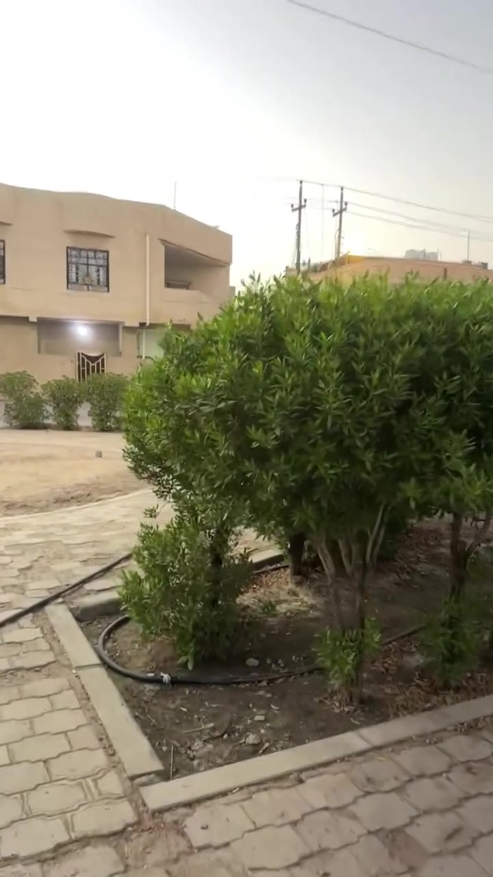 بسم الله الرحمن الرحيم 
دار سكني مساحه 200 متر (البناء قديم ) 

مقسم إلى ثلاث أقسام 
الأساسي ثلاث غرف ومطبخ وحمام 
وكراج يسع سيارتين 
القسم الثاني غرفه ومطبخ وصحيات ارضي 
القسم الثالث طابق ثاني مكون من غرفه وصاله وحمام ومطبخ. ومخزن خارجي 
موقع جيد جدا مقابل البانزين خانه وكل الوصف موضح في الفديو الملحق 
الجيران امانه الله ذهب وما يتعوضون ولا راح نلكه منهم .
السعر المطلوب 250 مليون بسعر ارض 
للاستفسار ***********
متوفر وات ساب 
اي استفسار اتصل لطفا يرجى عدم المراسله  على الفيس
