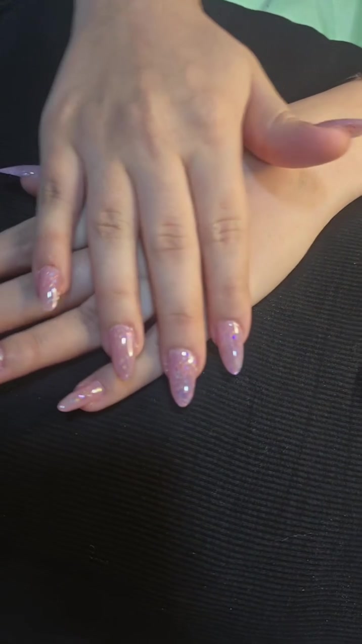 بنوتات كركوك 🤍🎀
منو تحب تدلل نفسها وتطلع من الموعد وهي فرحانة من أظافرها؟ 🥹💅🏻
سويتلكم Golded Nails حتى كل وحدة تحب تهتم بنفسها وتحب التفاصيل الحلوة تلقى مكانها 🤍✨
أكريلك، ترتيب ونظافة واهتمام بالتفاصيل حتى تطلع أظافرچ مثل ما تتمنين 🎀
بولي جل ب 15 الف .. سترونك ب 10 الف .. اظافر مؤقته ب 10 الف .. قدم 10 الف 
📍 كركوك – حي أسرى والمفقودين
📩 للحجز راسليني واتساب *********** 
تعالوا نخلي أظافرچ أحلى تفصيلة بإيدچ 🤍✨
#كركوك #بنات_كركوك #كركوك_بنات #اظافر_كركوك #اكريلك_كركوك #اظافر_اكريلك #اكريلك #اظافر #نيـل_ارت #Nails #Kirkuk #GoldedNails

نص مكتوب في الصور:
- تفاصيل صغيره.. تصنع فرق كبير ♡ Golded_nails NAIL ART • ACRYLIC • BEAUTY أكثر من مجرد أظافر.. إنها لمستك الخاصة ♡ خدماتنا أكريليك بأشكال وألوان مختلفة تزيين الأظافر بلمسات فاخرة تصاميم مخصصة حسب رغبتك مواد عالية الجودة لأظافر أكثر صحة وجمال لأنك تستحقين الأفضل ♡ أكريليك .. جل .. تصميم حسب رغبتك ♡ مظهر راقي وطويل الأمد تصاميم مميزة وفريدة مواد عالية الجودة تعقيم و اهتمام كامل Pink Vibes ♡ Classic French ♡ Trendy Colors ♡ Gold Details ♡ مواعيد الحجز متاحة *********** تواصلّي معنا الآن ♡ Golded_nails ♡ كركوك - حي اسرى والمفقودين
