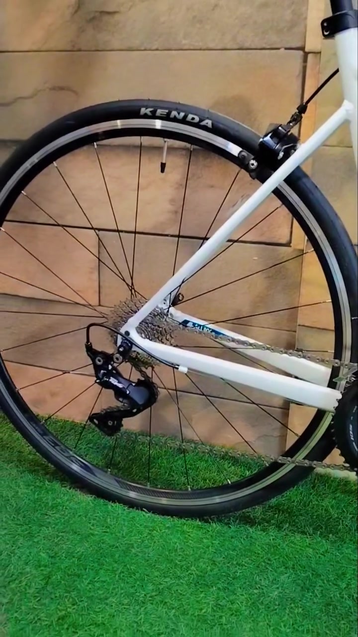 🌍 ما شاء الله لا قوة إلا بالله العلي العظيم 🌍

🚲 تم بعون الله وفضله وصول ضيف جديد لعائله #GIANT_TR

®️ GIANT / CONTEND 1 ✅ 🦁 الليث الأبيض

🔵  دراجة طريق GIANT CONTEND 1 (نسخة معدلة بمجموعة Shimano 105 R7000 كاملة).

🚴‍♂️إذا كنت تبحث عن دراجة تجمع بين خفة الوزن، الراحة في المسافات الطويلة، والأداء الاحترافي الفائق، فهذه الدراجة هي الخيار المثالي لك!

⚠️ الدراجة تم ترقيتها بالكامل بمجموعة تروس Shimano 105 R7000 الغنية عن التعريف لتقديم تجربة قيادة احترافية وناعمة جداً.

📝 المواصفات الرسمية والتفصيلية من الشركة الأم:

🟣 الهيكل (Frame): مصنوع من ألمنيوم جاينت المتطور الخفيف والصلب ALUXX-Grade Aluminum، ويتميز بهندسة مريحة لركوب المسافات الطويلة مع خاصية التوجيه الداخلي الكامل للأسلاك (Internal Cable Routing) لمظهر أنيق وانسيابي.

🟢 الماشة  الأمامية (Fork): مصنوعة من الكاربون فايبر بالكامل Advanced-Grade Composite مع نظام التوجيه المخروطي OverDrive لامتصاص صدمات واهتزازات الطريق بامتياز وزيادة التحكم والاتزان.

⚫ گروب سيت :

🔸 ناقل الحركة (Full Groupset - Shimano 105 R7000)
🔸 مقابض تغيير السرعات (Shifters): Shimano 105 R7000 الاستجابية والسريعة.
🔸 المحول الأمامي (Front Derailleur): Shimano 105 R7000.
🔸 المحول الخلفي (Rear Derailleur): Shimano 105 R7000 GS (ذراع طويل يدعم التروس الكبيرة).
🔸 الكرنك (Crankset): Shimano 105 R7000 بمقاس Compact مدمج (52/36T ) مثالي للمستويات المتنوعة وسرعة انسيابية.
🔸 المسننات الخلفية (Cassette): Shimano 105 R7000  لتوفير أقصى درجات الراحة والسهولة عند صعود المرتفعات القاسية.

🟡 عمود المقعد (Seatpost): يعتمد تقنية جاينت الحصرية Giant D-Fuse المصمم على شكل حرف D ليمتص اهتزازات وجساءة الطريق لراحة أكبر لأسفل الظهر أثناء القيادة الطويلة.

🟤 المقعد (Saddle): مقعد مريح ومبطن بأحدث تكنولوجيا التوزيع الانسيابي للضغط SELLE ITALIA

🔴 المكابح (Brakes): نظام كبح حواض تقليدي (Rim Brakes) خفيف الوزن وسهل الصيانة الشاملة.

⚪ العجلات والإطارات (Wheelset): طوق ألمنيوم مزدوج عالي التحمل Giant S-R3 مع إطارات Kenda مخصصة للطرق السريعة ومقاومة للثقوب.✨ حالة الدراجة ومميزات إضافية:الدراجة بحالة ممتازة وجاهزة للاستخدام الفوري بدون أي مصاريف إضافية.الترقية لمجموعة R7000 تمنحك نفس أداء دراجات الاحترافيه 👍

#جاينت_تي_أر_لاتحتار #متجر_معتمد_2018
#غايتنا_خدمتكم_لأقصى_الحدود
#كل_مايحتاجه_الدراج_في_مكان_واحد
#أصنع_قصتك_مع_جاينت_تي_أر #الجاينتارية 🫡 

®️ Giant T.R -  Bicycles and Accessories . 🚴‍♂️

🔴العنوان : بغداد / نفق الشرطه / مقابل المشاتل / مجمع الدراجات الهوائيه  . 

🔴للأتصال و الاستفسار :  
*********** 📲
*********** 📲

🔴 توصيل : بغداد + المحافظات ( مركز + اطراف ) . 

لسنا الوحيدون ... لكننا بكم الأفضل ان شاء الله ♥️

🥇🥇🥇🥇🥇🥇🥇🥇🥇🥇🥇🥇🥇🥇🥇🥇
