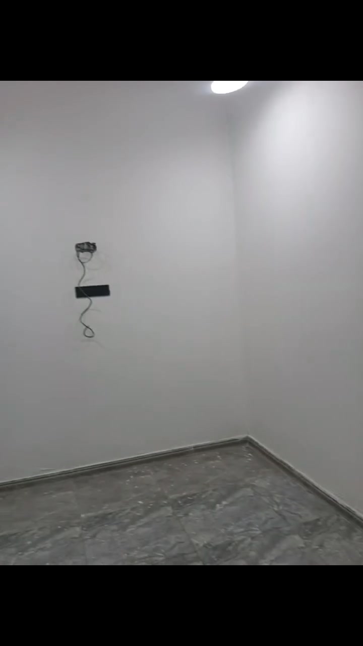 🏘🏘دار للايجار 50 متر هسه طالعين عماله منه تسليم مفتاح طابق واحد (الخلاطات مغاسل كلها كامله جديده) 
استقبال ايضا غرفة نوم جوه(مال عائله زغيره) 
وملحقات المطبخ زغير الزعفرانية دور شرطه وين سكلة ابو علاء سعيدي لي كدام فرع دلال ابو محمد الطائي قرب اسواق المصطفى  ***********
أجار البيت  250
