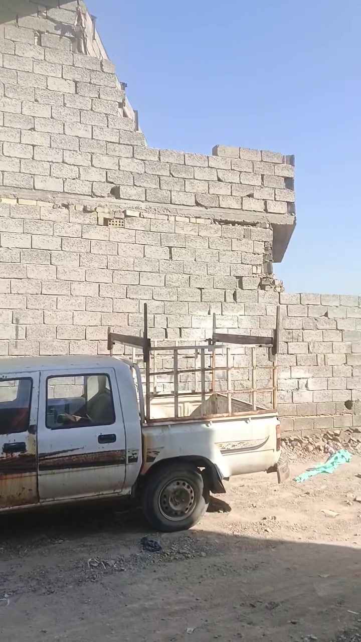 سلام عليكم بيت للبيع
مكان سبع قصور شارع المشروع البيت مساحته١٩٠ 
البيت بابين باب ع فرع وباب ع سده إلي كصوها سده راح يوصل تبليط للبيت ويعبره للاخير ول فرع راح يوصله المقرنص رقمي ***********
