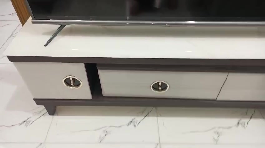 ميز تلفزيون بلازما نظيف على الشرط ١٠٠ وبيها مجال
